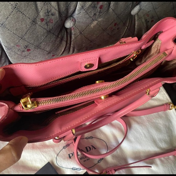 Prada Saffiano Lux Leather Tote BN1874
Begonia Colour (pink)
Size 33 cm - Picture 4 of 4